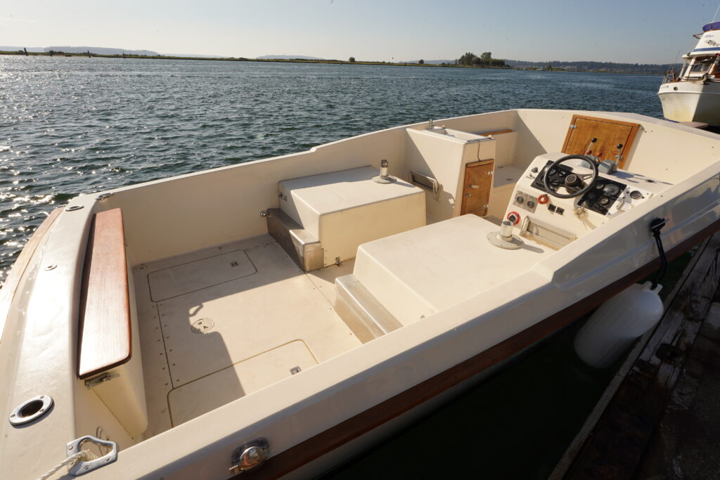 Chris-Craft Tournament Fisherman 254 Interior